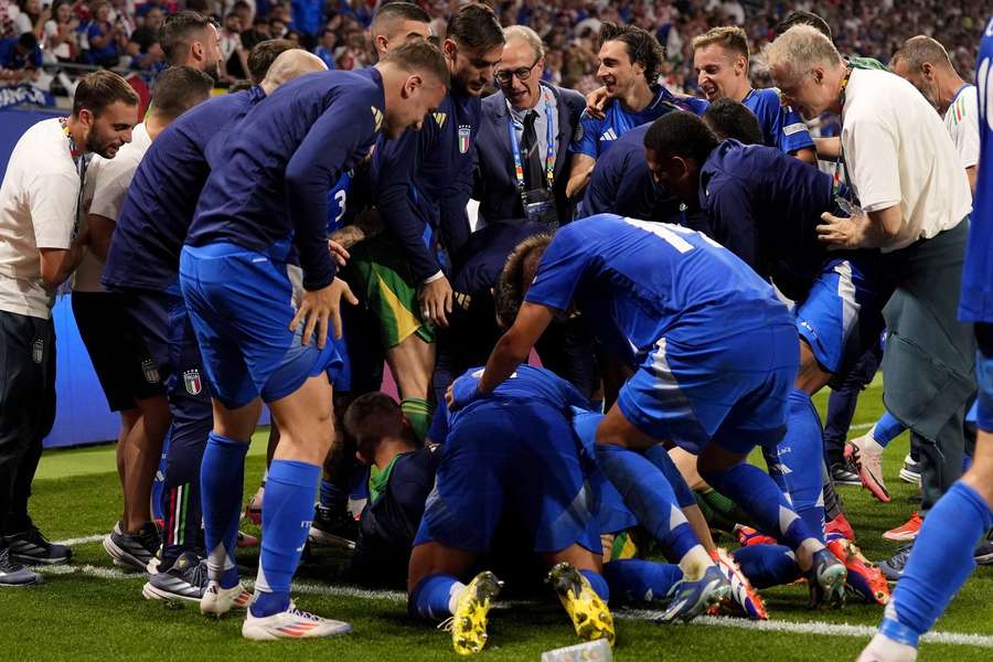 Italië viert het late doelpunt en de plaatsing