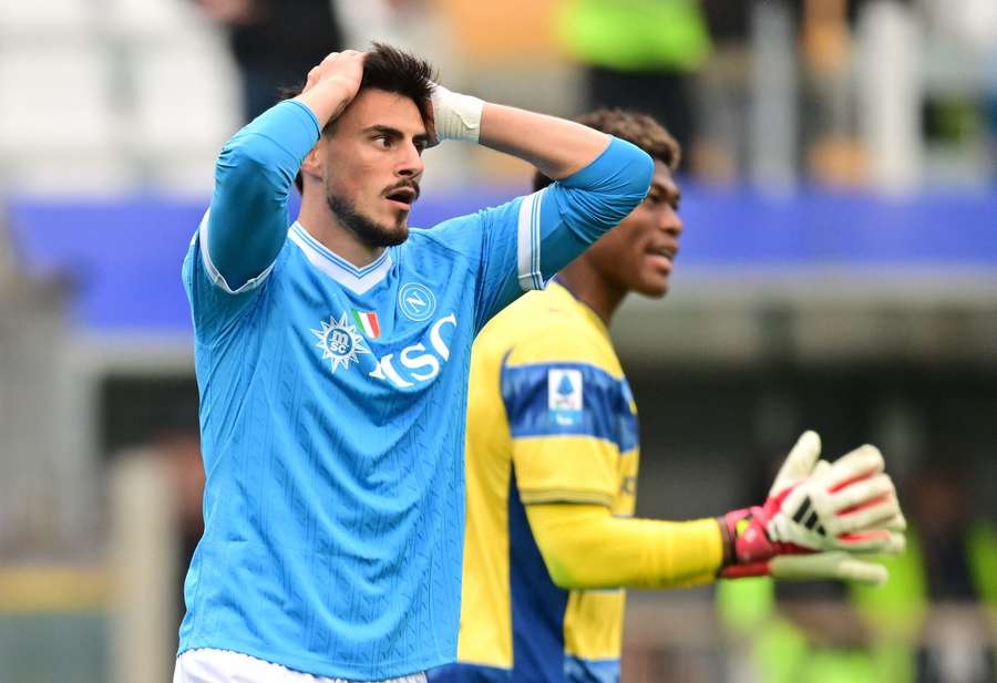 Eljif Elmas lituje zahozené šance.