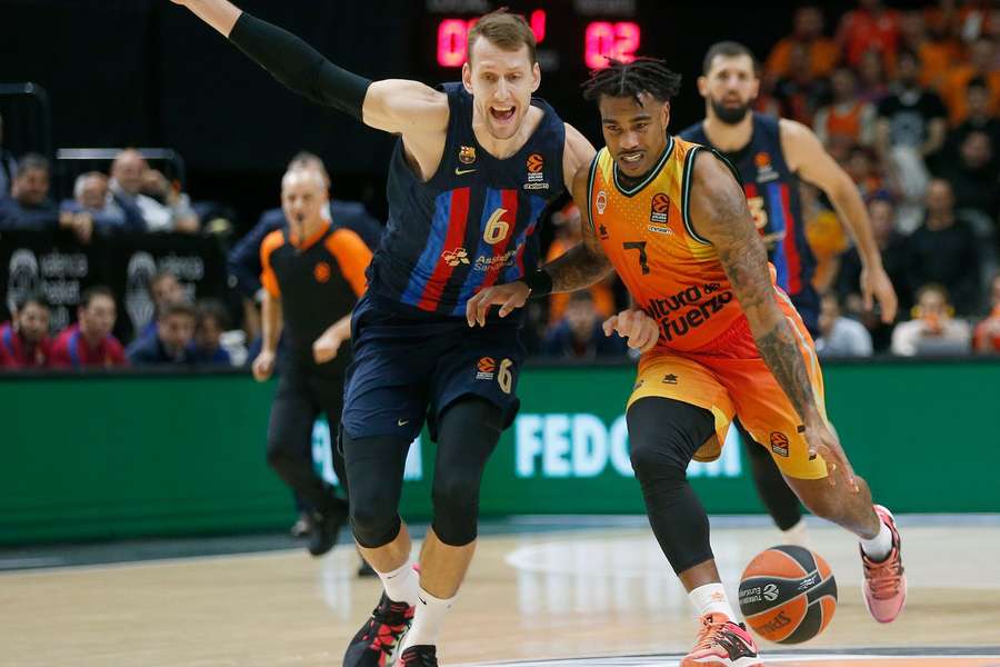 Veselý se Satoranským nezabránili těsné porážce Barcelony na palubovce Valencie