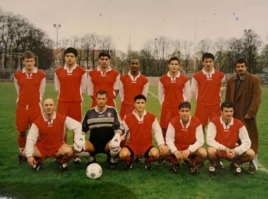 Cacau (standing, middle) at Turkgucu Munchen, his first team in Germany