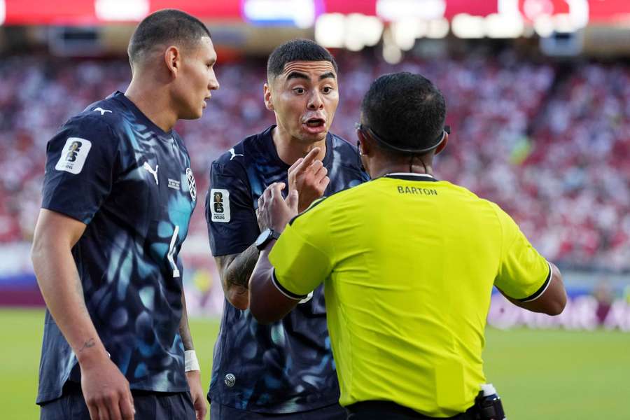 Almirón é o primeiro jogador da Copa expulso por nova regra Almirón é o primeiro jogador da Copa expulso por nova regra