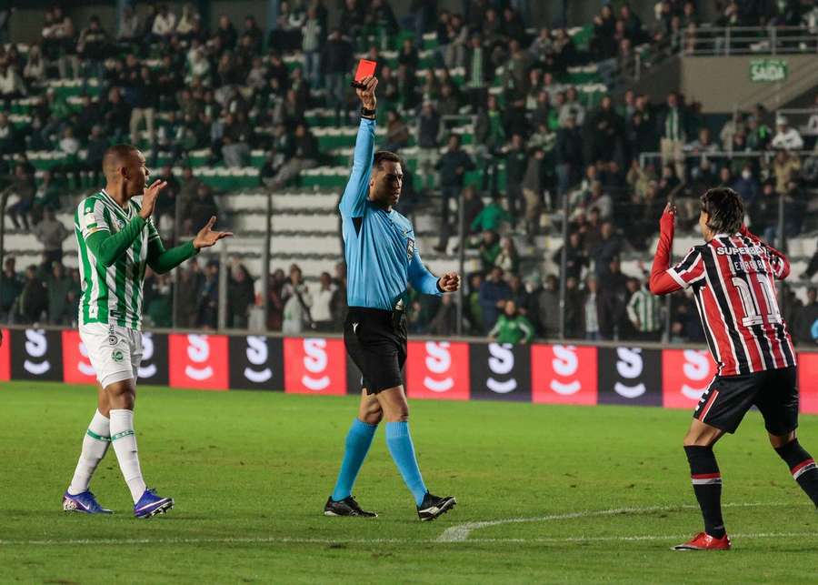 Ferreirinha recebeu cartão vermelho com 30 segundos em campo Ferreirinha recebeu cartão vermelho com 30 segundos em campo
