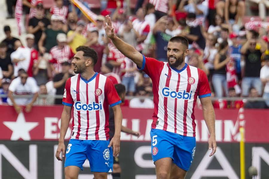  Girona's David Lopez (R) viert de 1-1