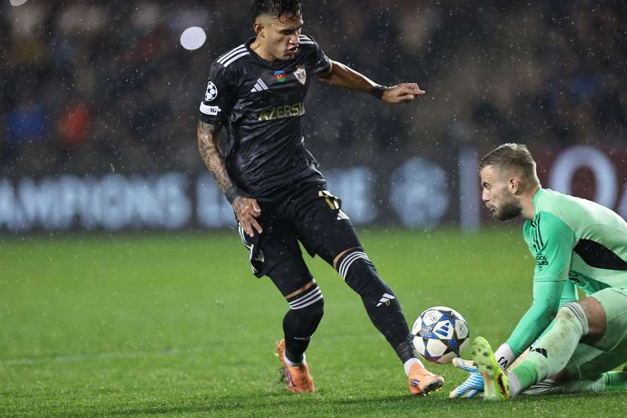 Jaroš zastavuje šanci Durána. Jaroš zastavuje šanci Durána.