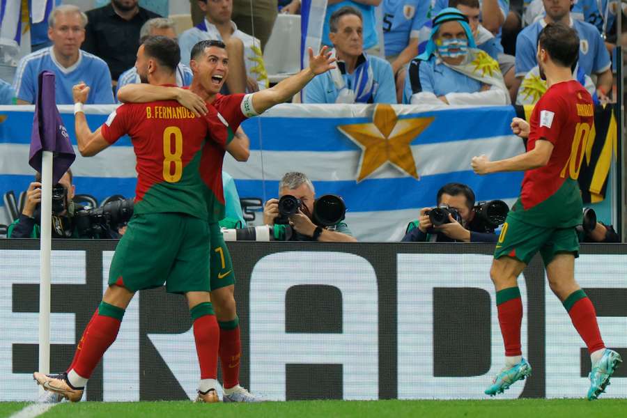 Cristiano Ronaldo festeja o primeiro golo com Bruno Fernandes e Bernardo Silva