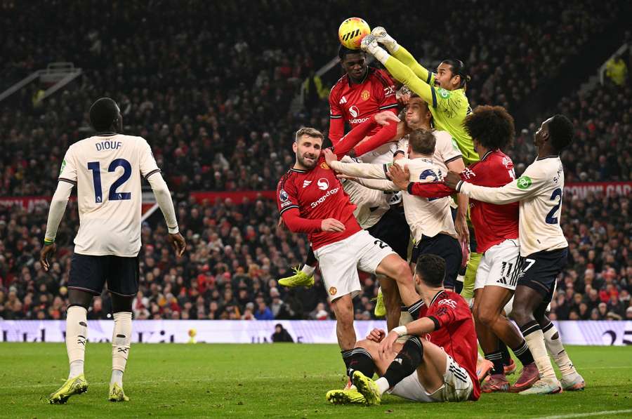 Brankář West Hamu Alphonse Areola odvrací balon v zápase s Manchesterem United.
