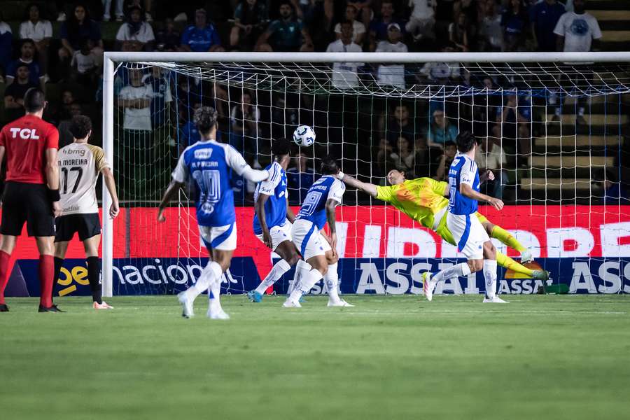 Cássio fez grandes defesas no Parque do Sabiá e se emocionou após o jogo