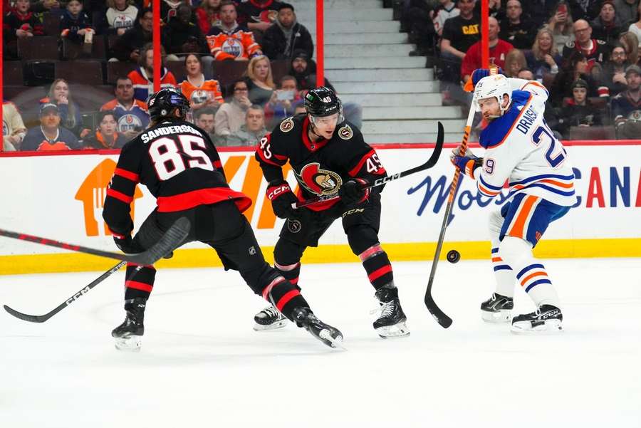 Leon Draisaitl (29) im Duell mit Parker Kelly (45) von den Ottawa Senators