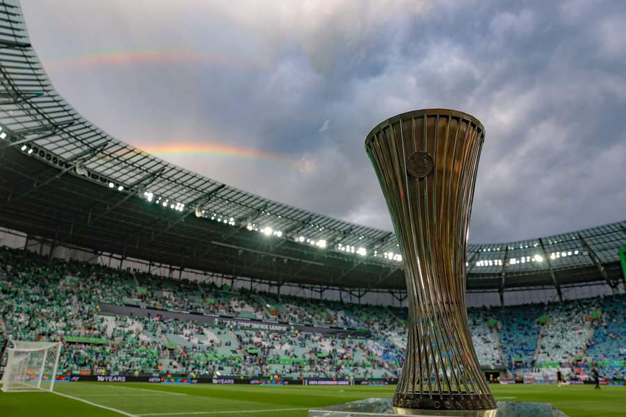 Trofej pro vítěze Konferenční ligy.