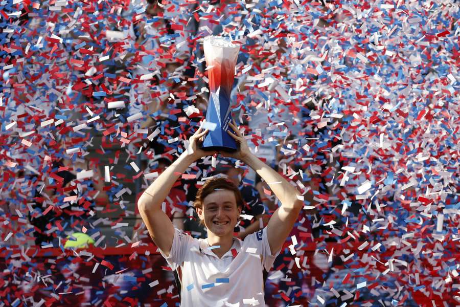 Ignacio Buse ergue o troféu de campeão do ATP 500 de Hamburgo Ignacio Buse ergue o troféu de campeão do ATP 500 de Hamburgo