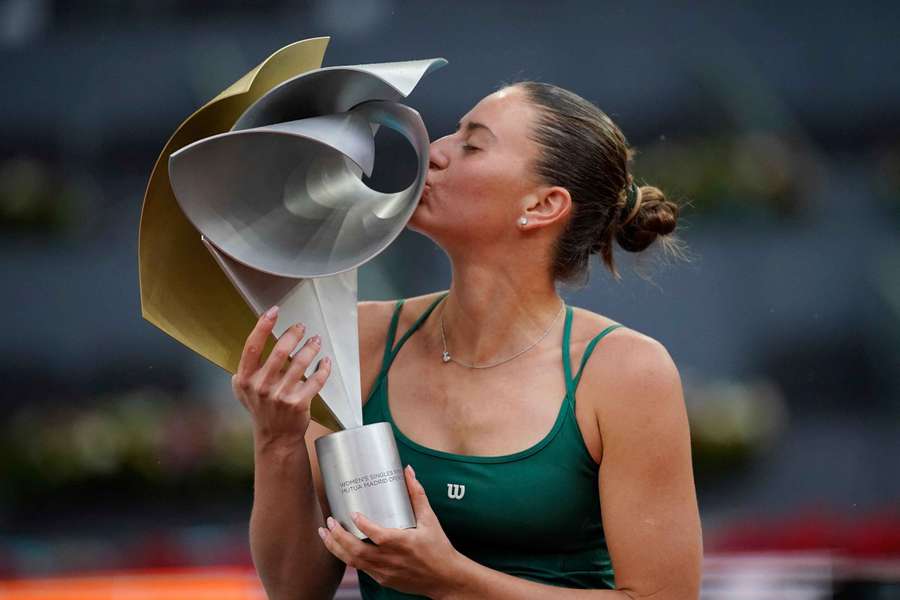 Marta Kostyuk mit ihrer neuen Trophäe