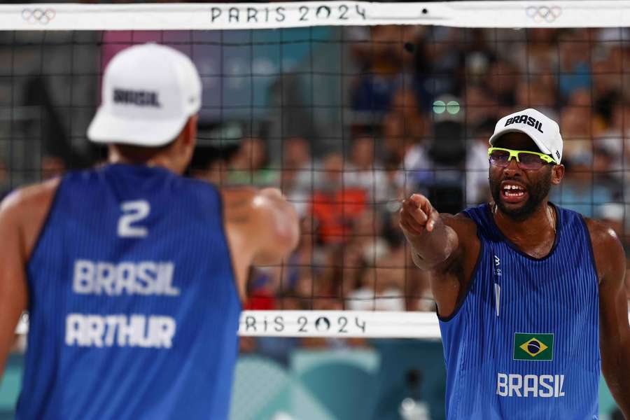 Evandro e Arthur estão nas quartas do vôlei de praia