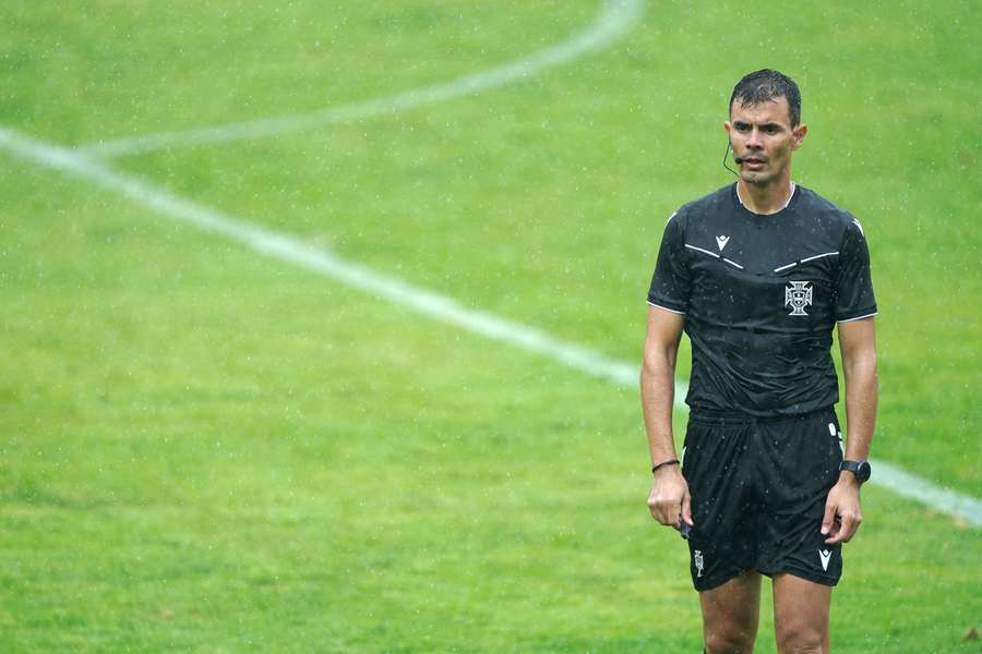O árbitro, Ricardo Baixinho, durante o jogo de futebol da 3.ª eliminatória da Taça de Portugal