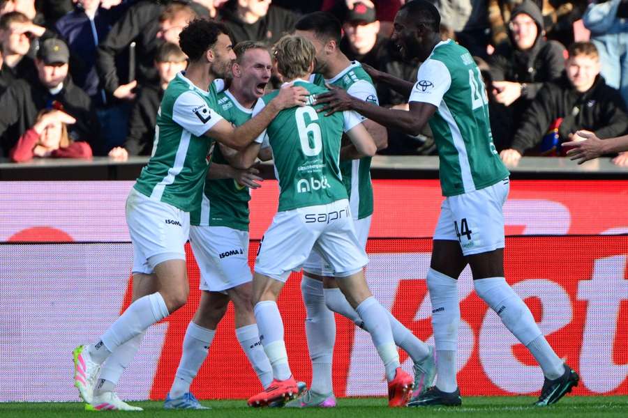 Fotbalisté Jablonce slaví na Letné. Fotbalisté Jablonce slaví na Letné.