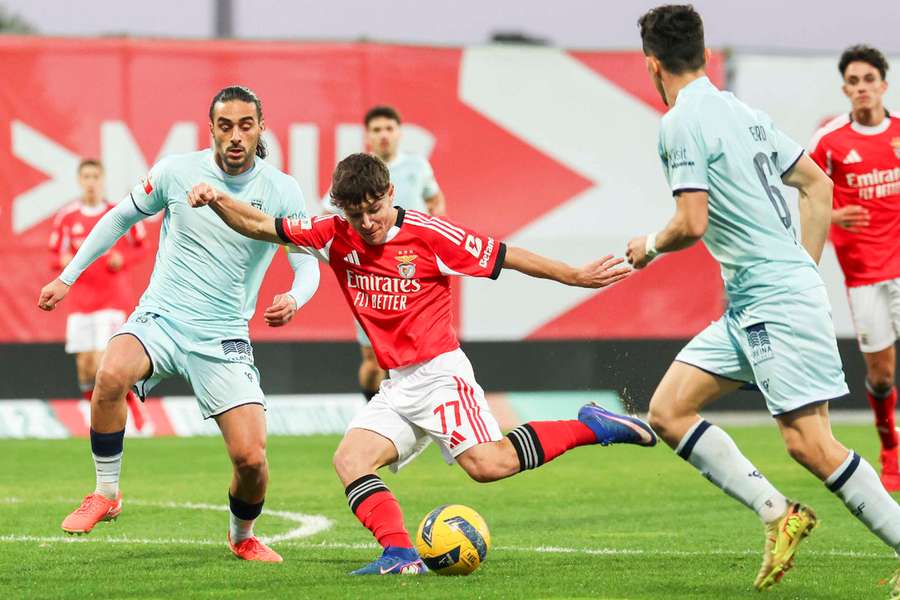 Gonçalo Moreira com a bola no Benfica B