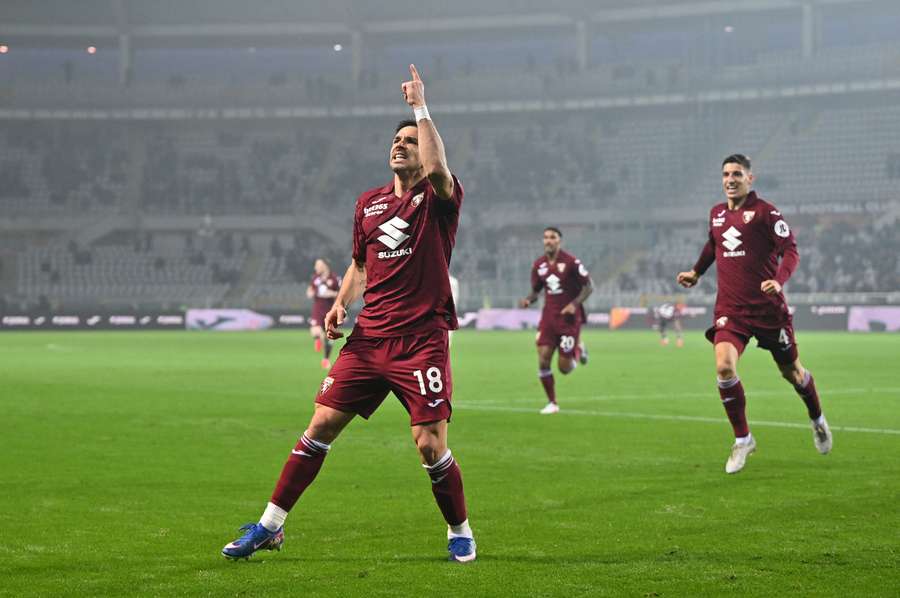 Giovanni Simeone celebra após o golo do 1-0