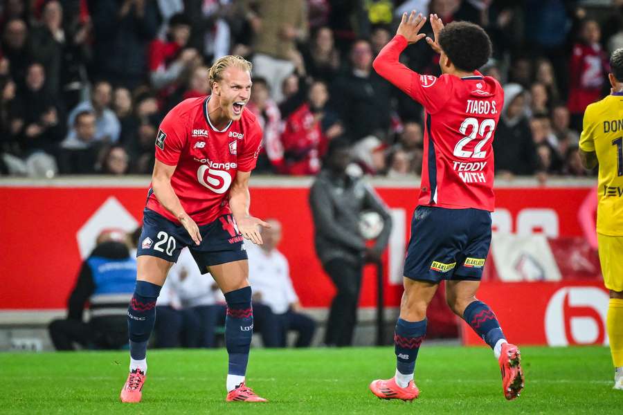 Mitchel Bakker celebrates his goal with Tiago Santos