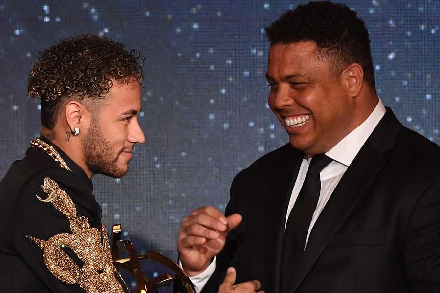 Ronaldo cumprimenta Neymar durante evento de LaLiga em 2028