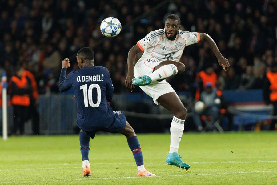 Upamecano (r.) hat auch Weltfußballer Dembélé entschärft (l.)