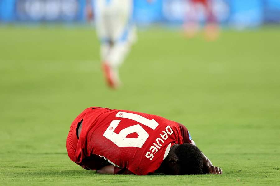 Davies verletzte sich bei einem Länderspiel mit Kanada am Knie