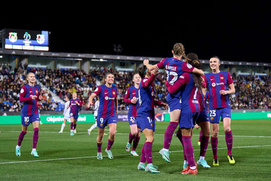 Las jugadoras del Barcelona celebran el primer gol de Salma Paralluelo