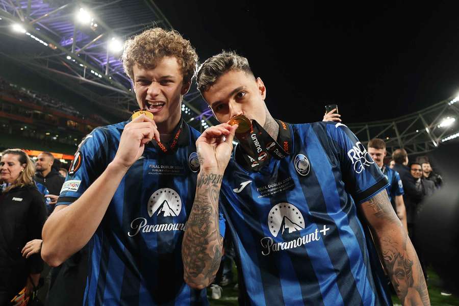 Scalvini e Scamacca con la medaglia di campioni dell'Europa League