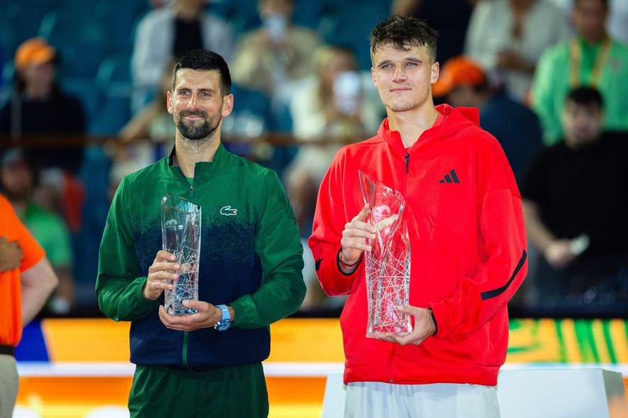 Jakub Menšík (vpravo) vedle Novaka Djokoviče.
