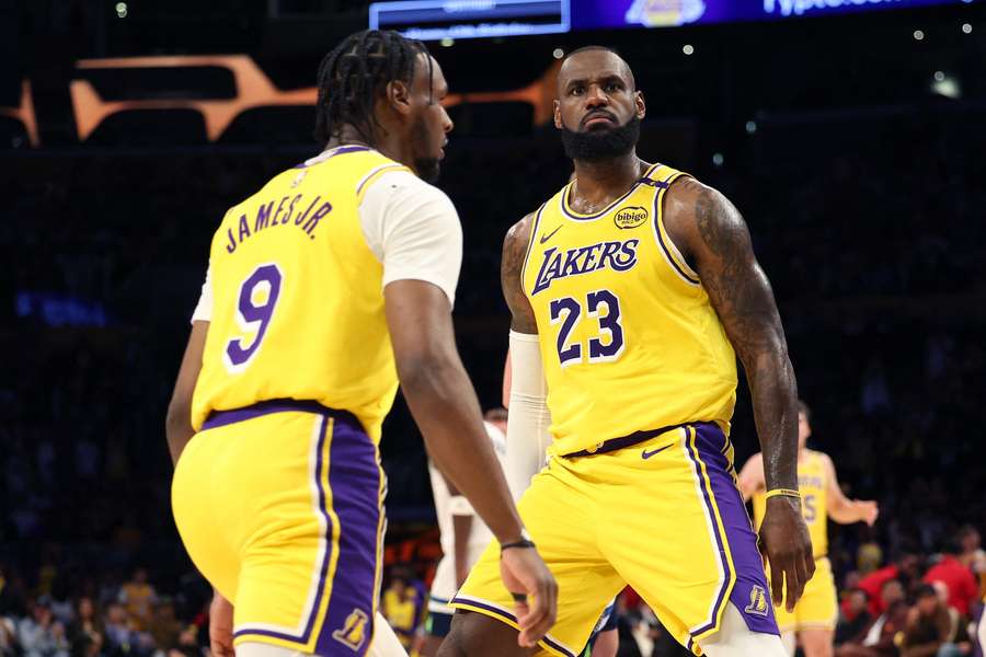 LeBron e Bronny James juntos em campo.