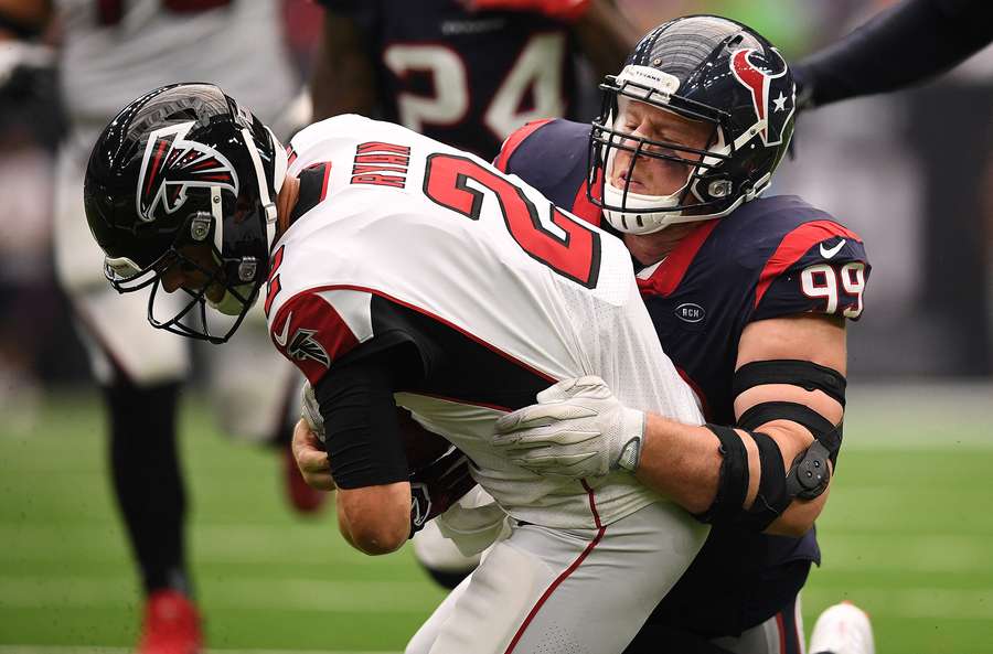 J.J. Watt como jogador dos Texans em 2019 com um sack no QB dos Falcons Matt Ryan