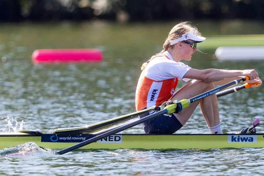 Karolien Florijn in actie op de halve finale single skiff tijdens de zesde dag van de wereldkampioenschappen roeien in Belgrado