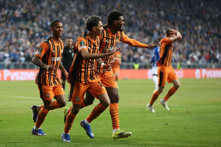 Hráči Šachtaru slaví gól proti Lechu.