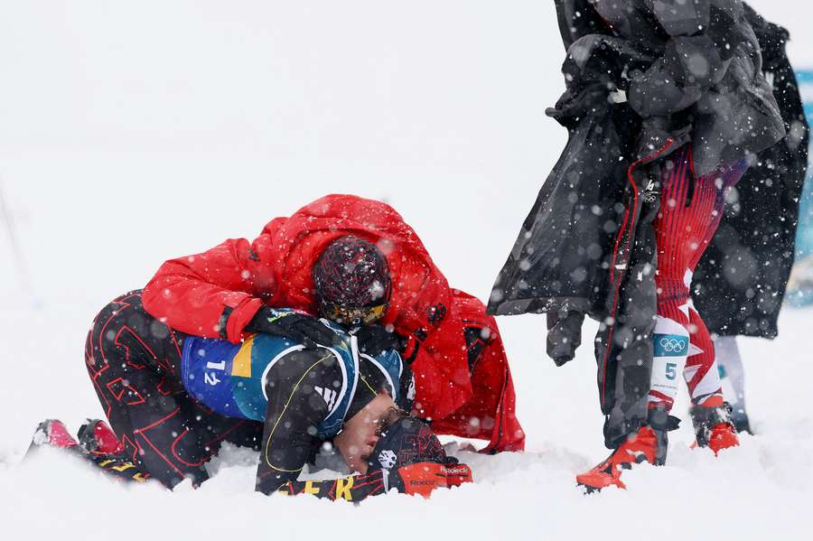 Geiger blieb nach seinem doppelten Sturz-Unglück verzweifelt im Schnee liegen