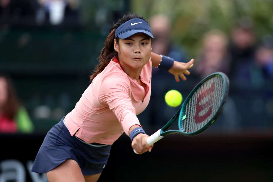 Emma Raducanu plays a backhand against Katie Boulter