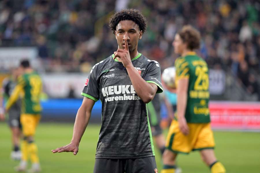 Tidjany Touré in actie voor FC Dordrecht in een wedstrijd tegen ADO Den Haag