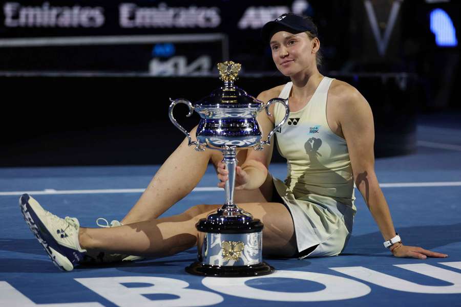 Elena Rybakina și trofeul Australian Open