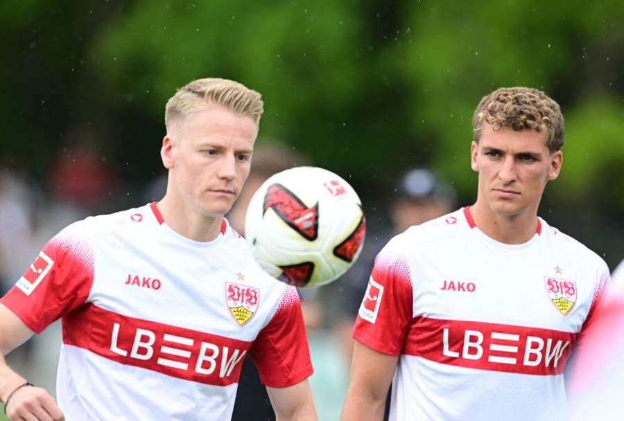 Führich e Prömel com a nova camisola com a faixa ao peito