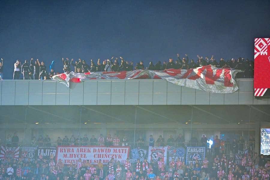 Skandal w Krakowie – chuligani wdarli się na dach stadionu Cracovii