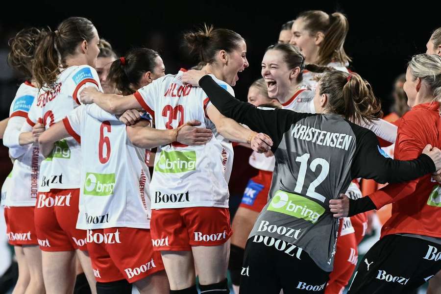 Jogadoras da Dinamarca celebram vitória