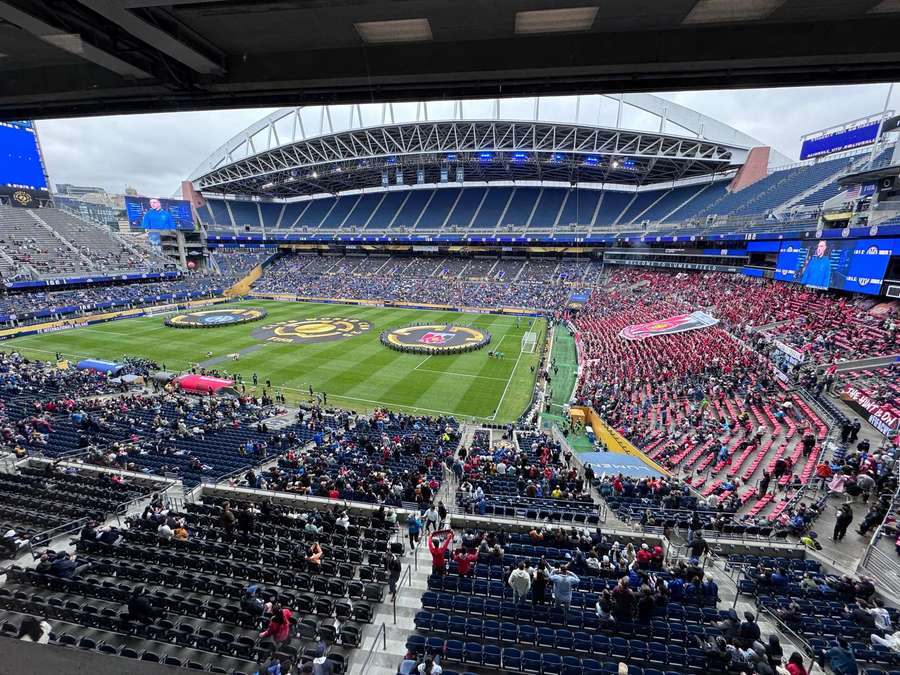 Lo stadio si riempie Lo stadio si riempie