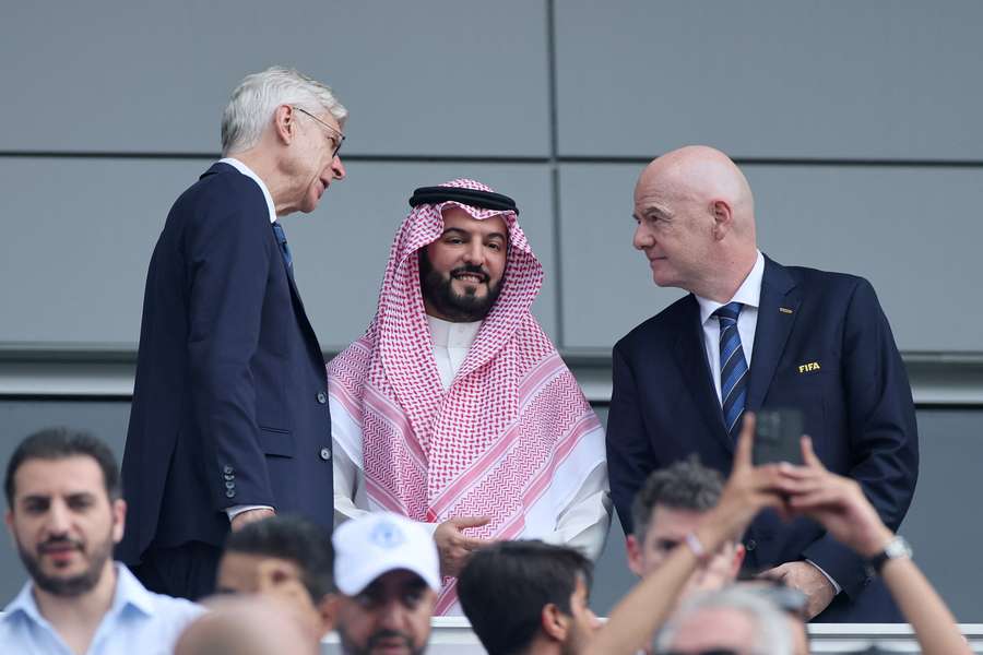 Arsene Wenger (links) und Infantino (rechts) im Gespräch Arsene Wenger (links) und Infantino (rechts) im Gespräch