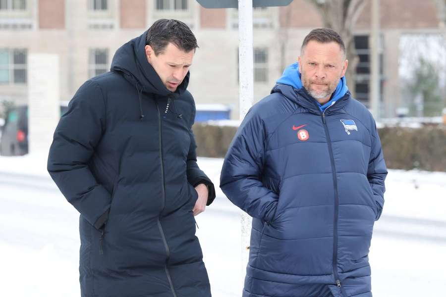 Dardai e o diretor desportivo Weber num passeio pelo inverno berlinense.