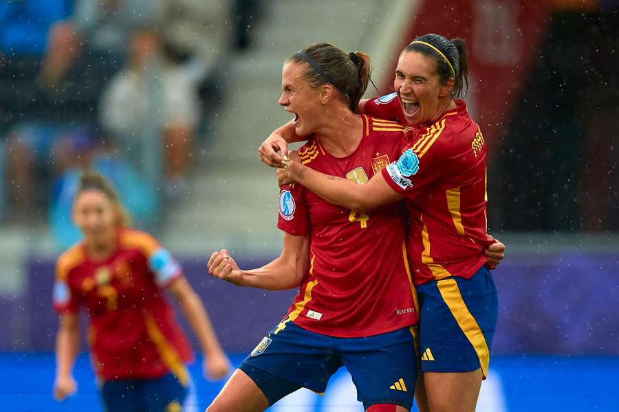 Irene Paredes y Mariona Caldentey celebran un gol