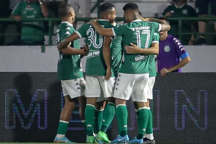 Jogadores do Guarani celebram vitória sobre o Coritiba