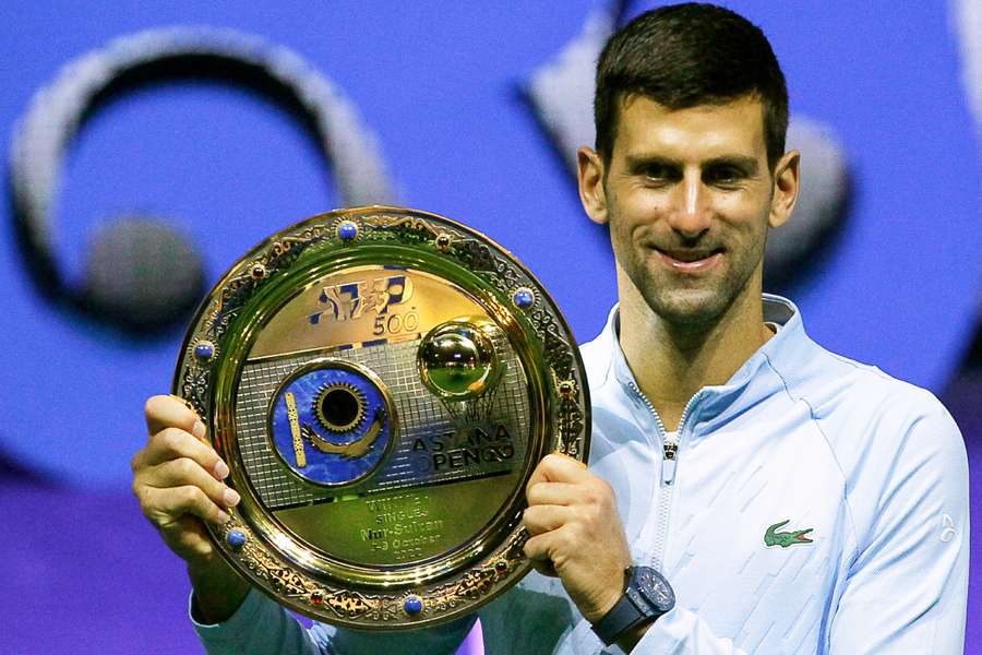 Novak Djokovic sostiene el trofeo de campeón del Masters de Astaná