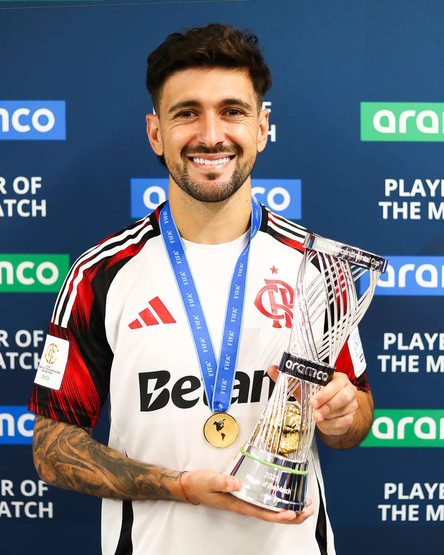 Arrascaeta com o troféu de melhor em campo em Cruz Azul 1x2 Flamengo Arrascaeta com o troféu de melhor em campo em Cruz Azul 1x2 Flamengo