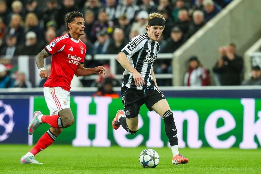 Anthony Gordon perante Richard Ríos no Newcastle-Benfica