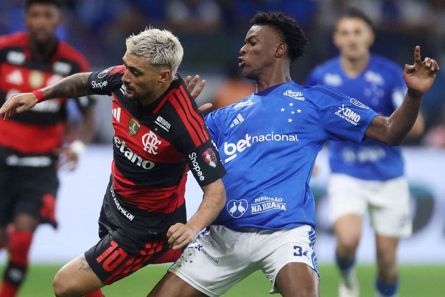 Arrascaeta e Jonathan Jesus em Cruzeiro 1x1 Flamengo, no Mineirão