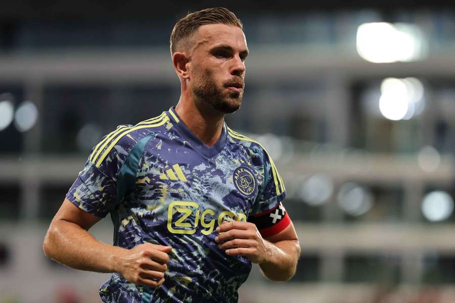 Jordan Henderson draagt de aanvoerdersband bij Ajax