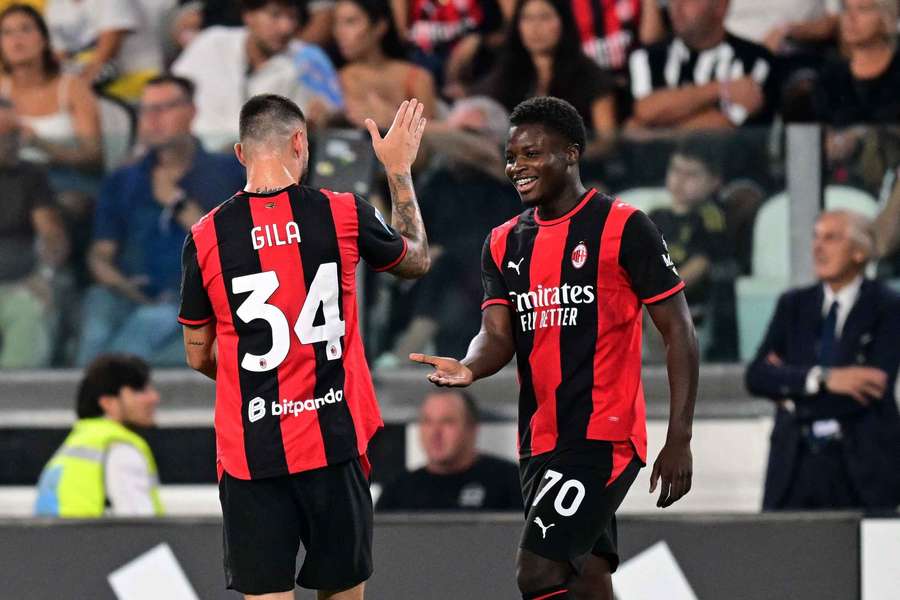 Cisse saiu do banco para adiantar o AC Milan Cisse saiu do banco para adiantar o AC Milan