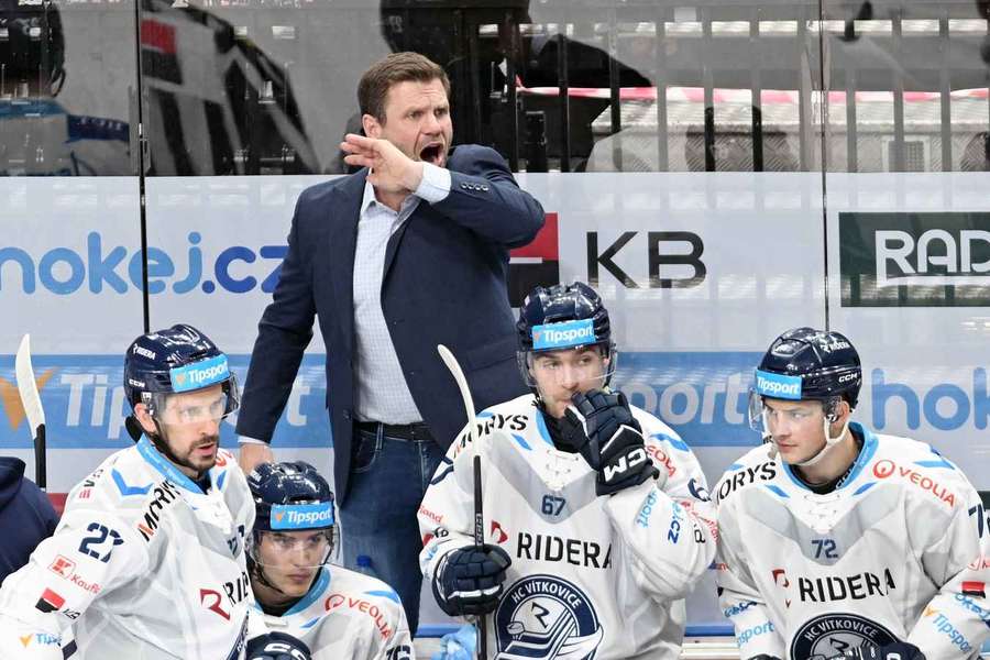 Václav Varaďa je na střídačce pořádně emotivní. Václav Varaďa je na střídačce pořádně emotivní.